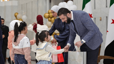 الرئيس أحمد الشرع يلقي التحية
